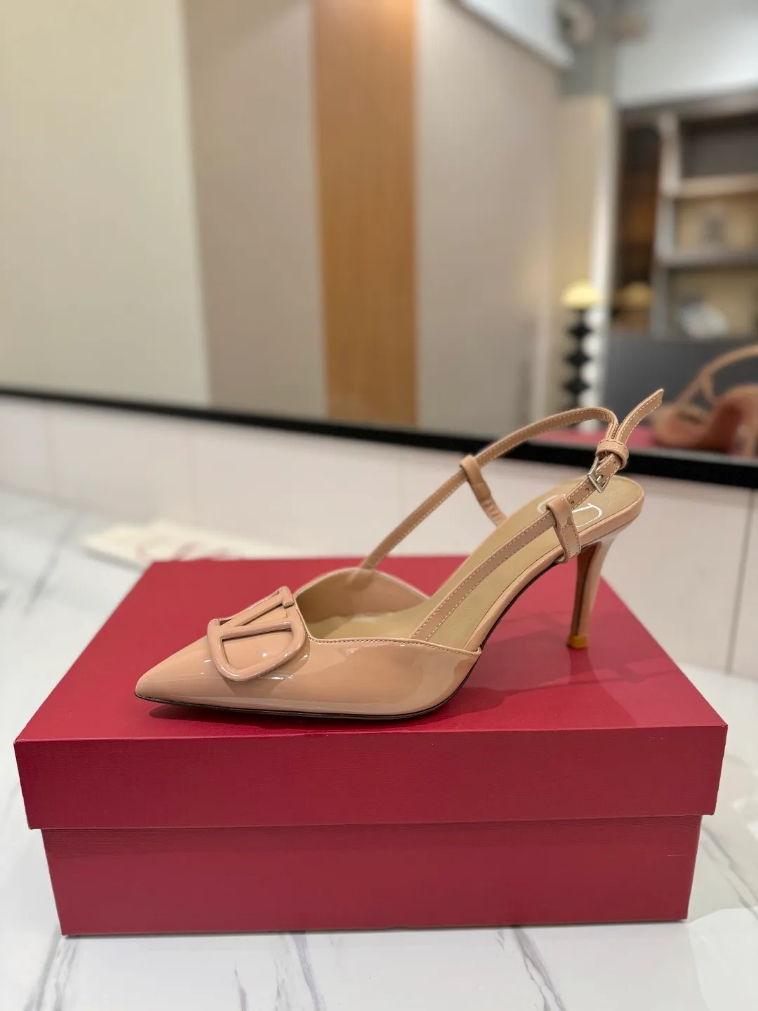 💕💕Factory direct selling price p520💕💕 Valentino launches a new series of sandals, sandals with pointed toe V-buckle sandals. The upper part of the foot is very pedicure-like. The key point is that it is very good and easy to control. It does not grind or tire your feet. It is a walking artifact! Metal VLOGO diamond buckle elements, full of high-end sense! It became sweet instantly.  The avant-garde VLOGO SIGNATURE shoe series interprets VALENTINO GARAVANI's candid attitude. Valentino Garavani V logo back hollow sandals with VLogo Signature decoration, platinum tone VLogo Signature decoration! Upper: imported patent leather Lining: imported goatskin Outsole: Italian leather outsole Heel height: 8cm Size: 35-39 (34-40-41-42 customized size)